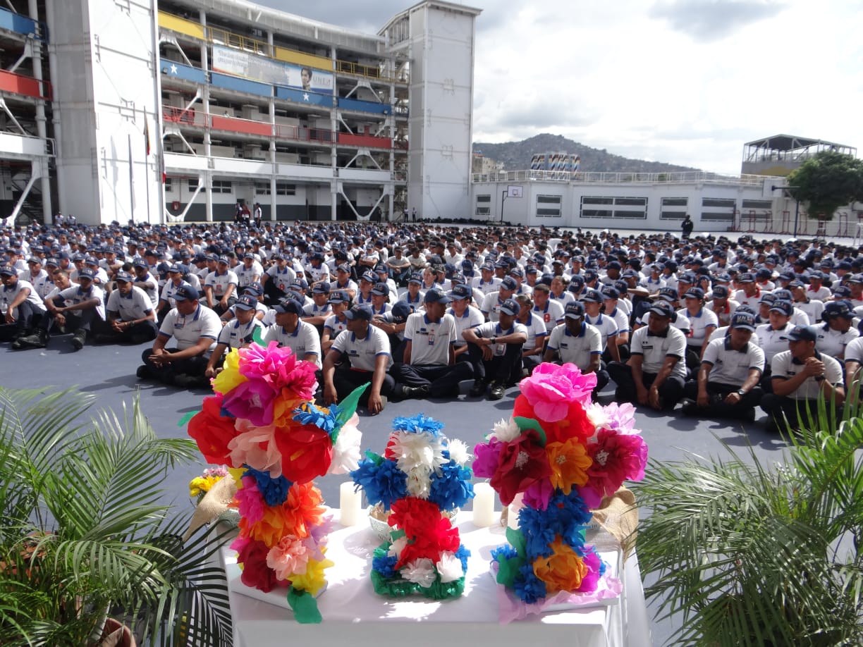 La UNES rindió homenaje a la Cruz de Mayo al ritmo de cantos tradicionales