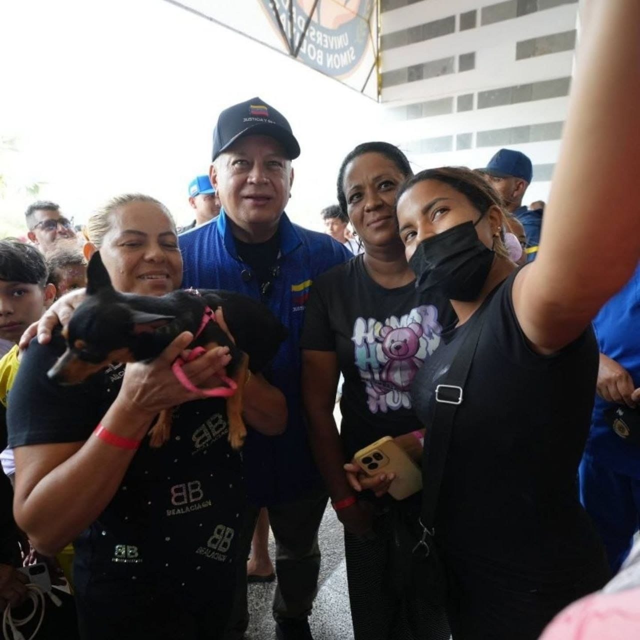 Diosdado Cabello compartió con las familias afectadas por el sismo en el Campamento Transitorio de la USB, La Guaira